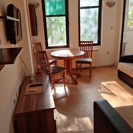 Lester Apartment