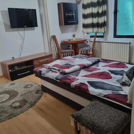 Lester Apartment *